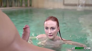Сосет пилотку красотке у бассейна на секса видео блог